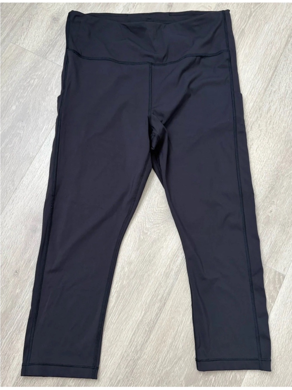 Athleta Black Women’s Ultimate Stash Pocket Capri Leggings Black L | EUC